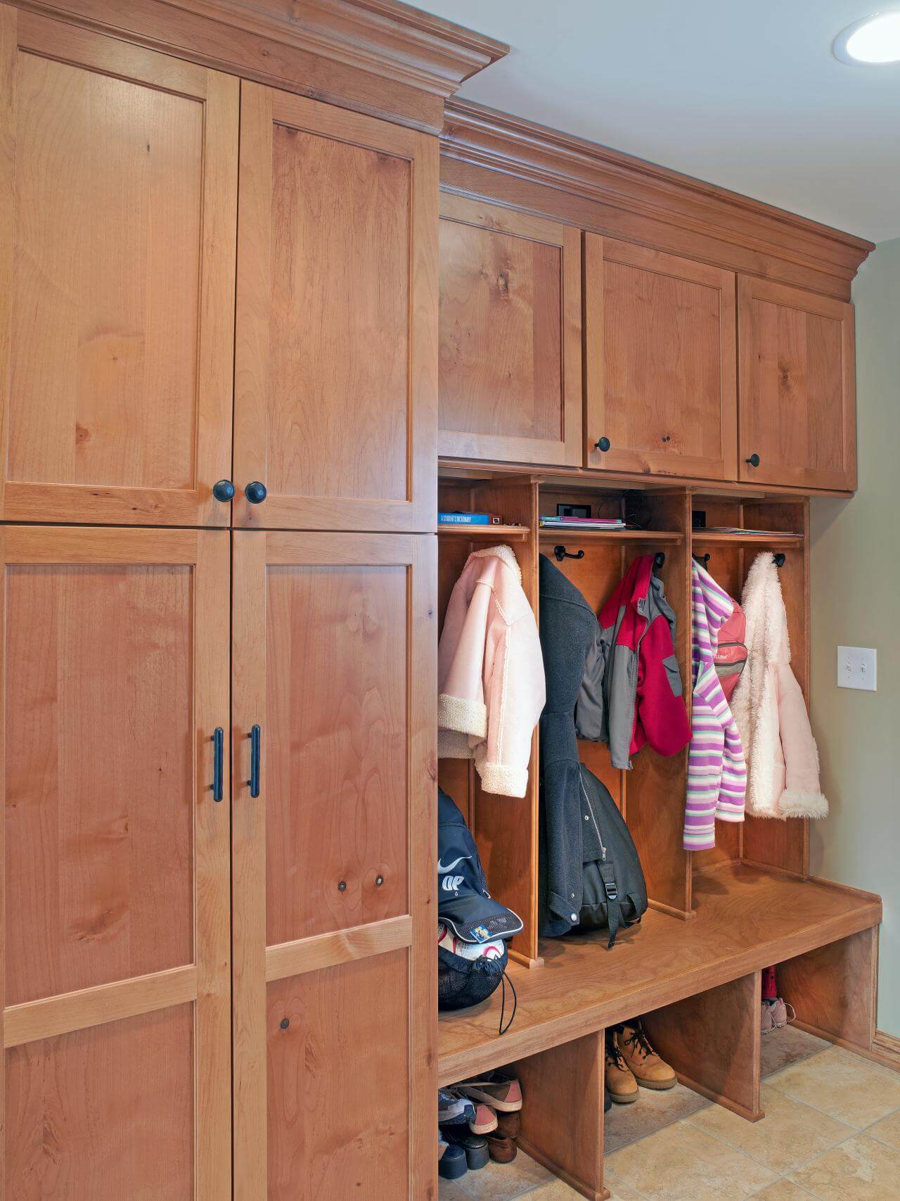 45+ Superb Mudroom & Entryway Design Ideas with Benches and Storage Lockers (PICTURES)