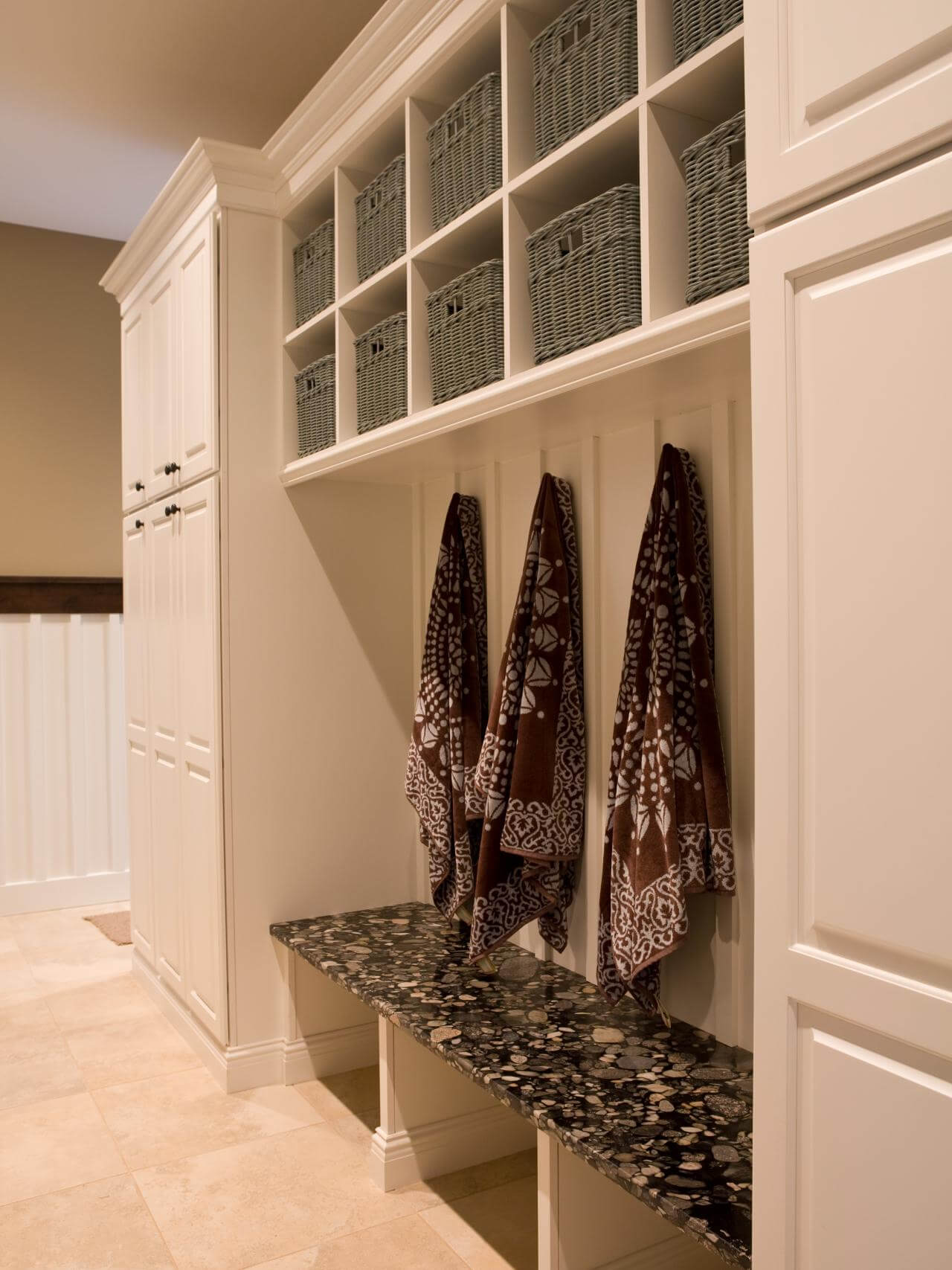 45+ Superb Mudroom & Entryway Design Ideas with Benches and Storage